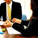 会話するビジネスマン
